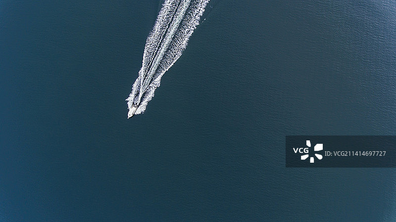 美国华盛顿州塔科马市海中船只高角度视图图片素材