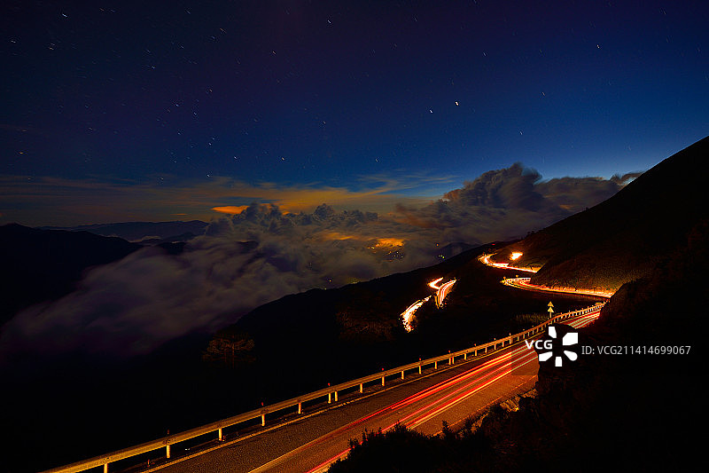 中国台湾夜晚灯光道路高角度景观图片素材
