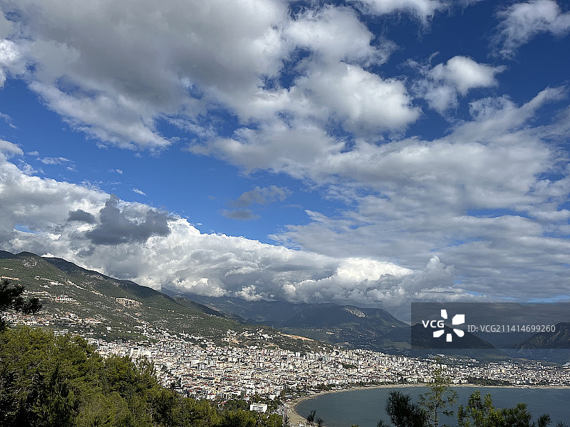 土耳其安塔利亚阿拉尼亚城镇和山脉的风景图片素材