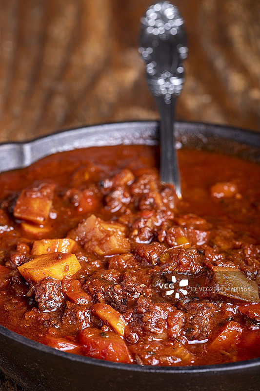 桌子上碗里的汤特写图片素材