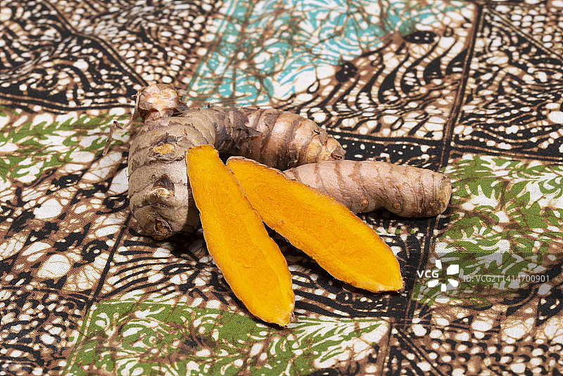 印尼蜡染桌布上的新鲜姜黄图片素材