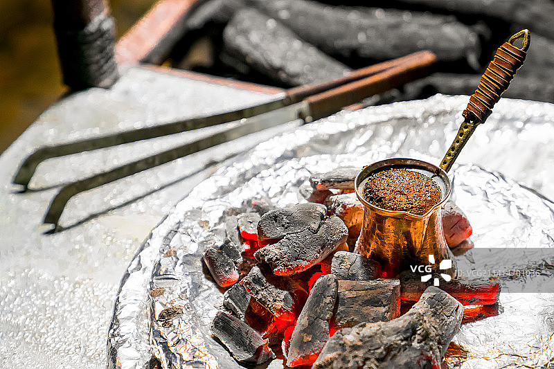 用传统方式在煤炭上烹饪土耳其咖啡，土耳其图片素材