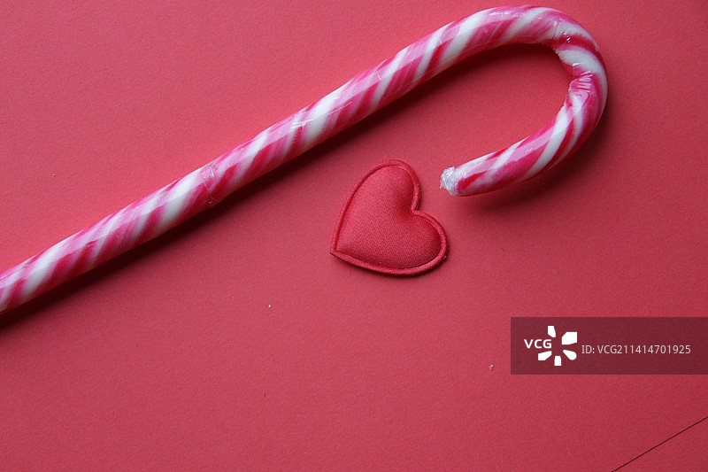 红色背景上的拐杖糖俯视图图片素材