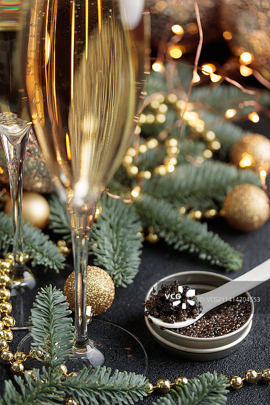 盛在贝母勺中的黑鱼子酱和香槟，圣诞装饰，芬兰图片素材