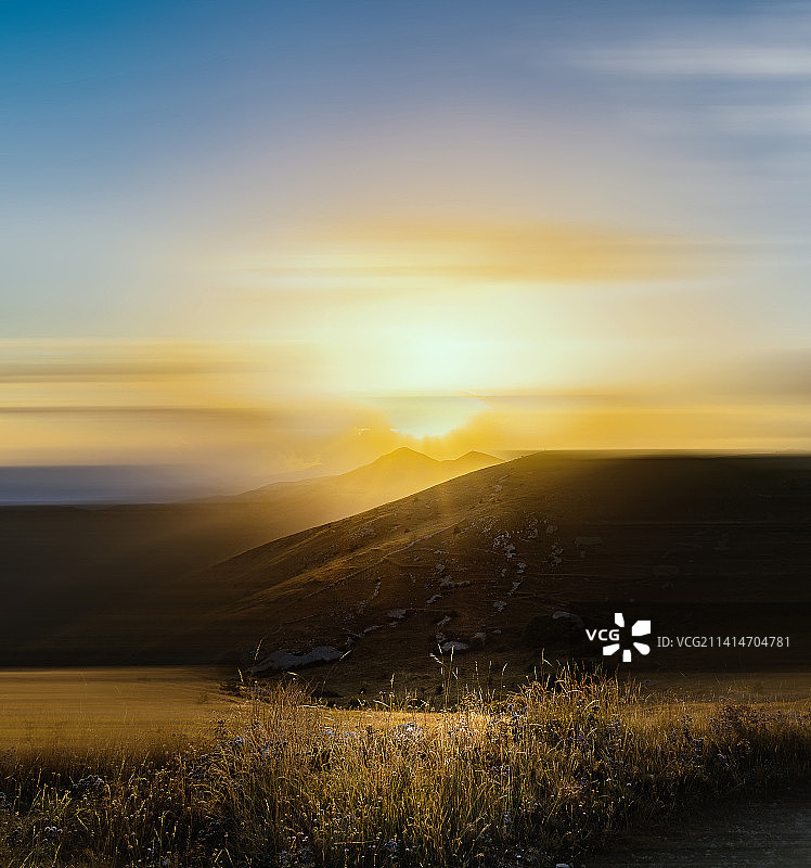 日落时分阿布鲁佐的田野风光，意大利图片素材