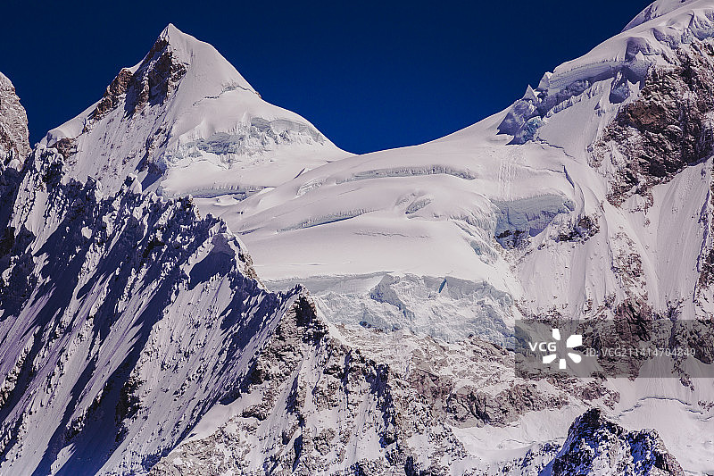 安卡什白色山脉中冰川覆盖的雪山峰顶图片素材