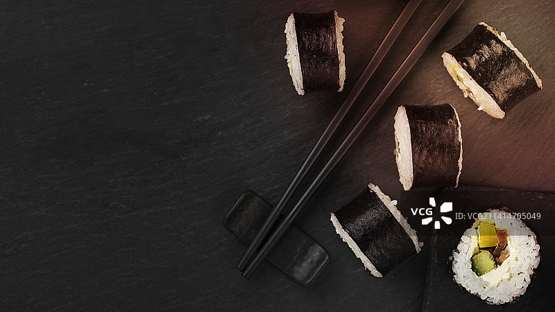 带筷子的寿司卷图片素材