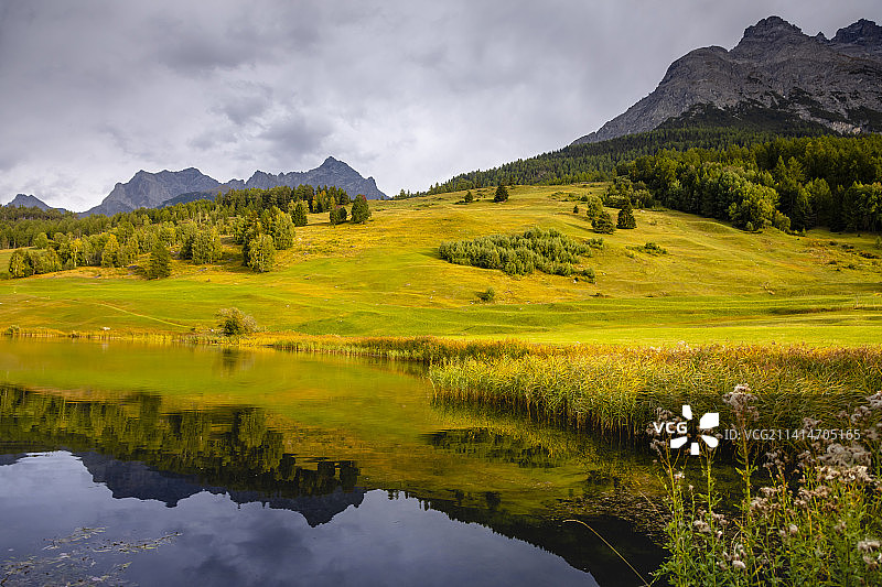 格劳宾登州上恩嘎丁的瑞士阿尔卑斯山壮丽景色图片素材