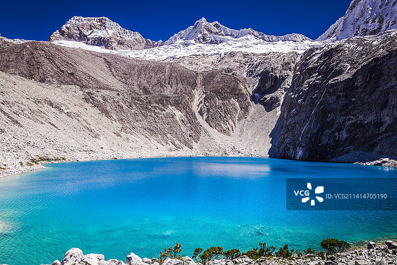 秘鲁安卡什白色山脉69号湖与安第斯山脉雪峰图片素材