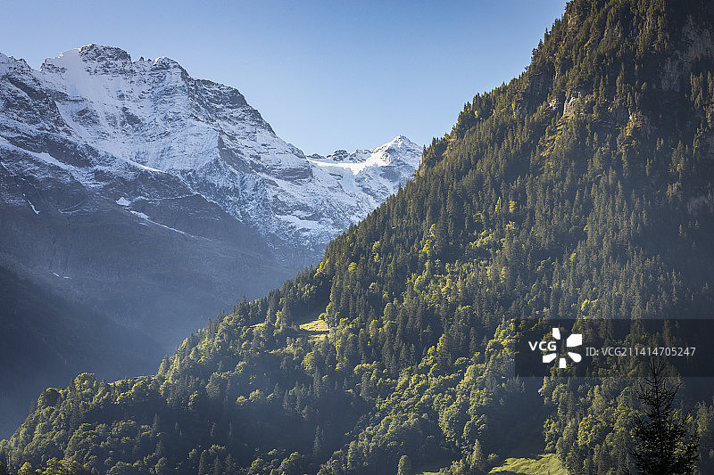 格劳宾登州上恩嘎丁的瑞士阿尔卑斯山壮丽景色图片素材