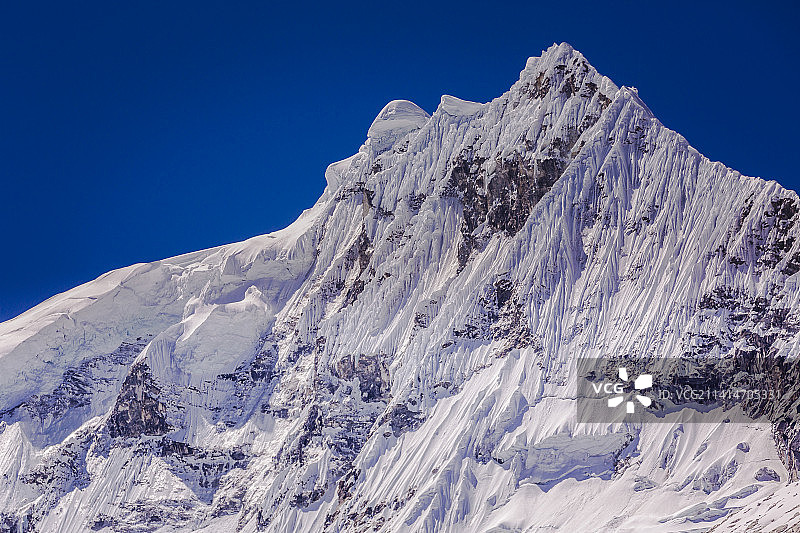 安卡什白色山脉中冰川覆盖的雪山峰顶图片素材