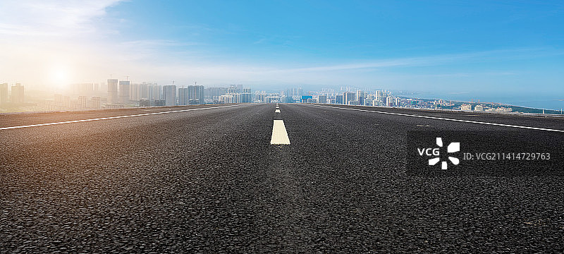 高速公路天际线和金融区建筑图片素材