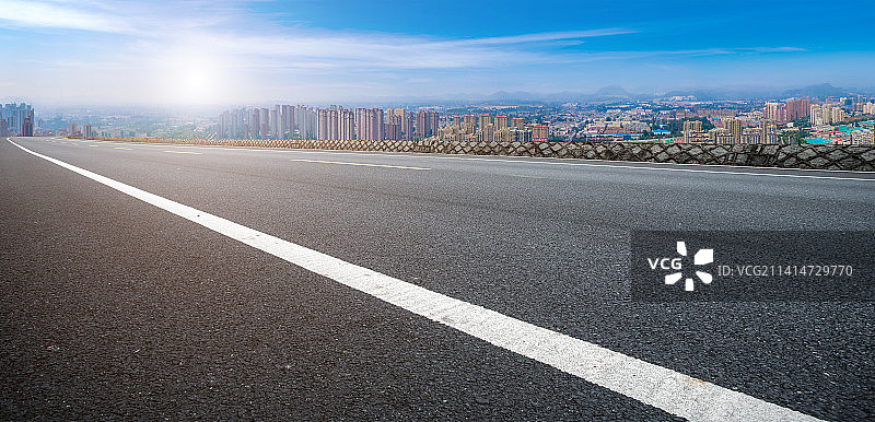 高速公路天际线和金融区建筑图片素材