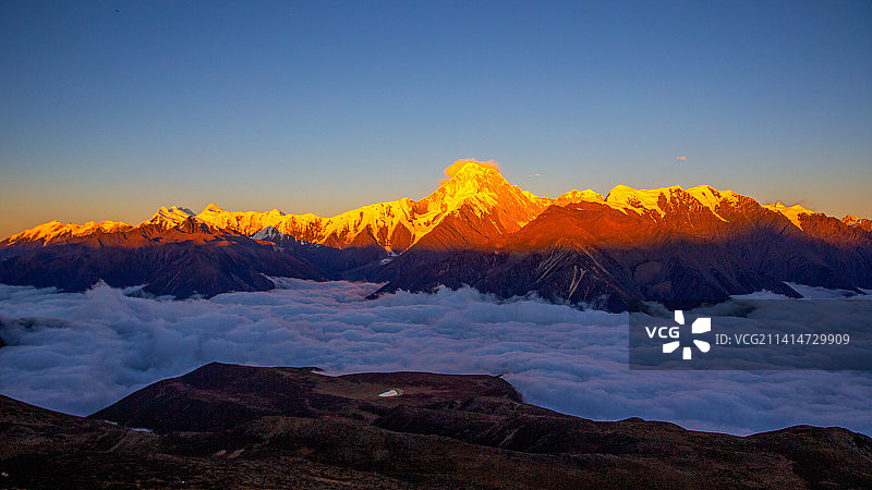 子梅垭口观“日照金山”图片素材