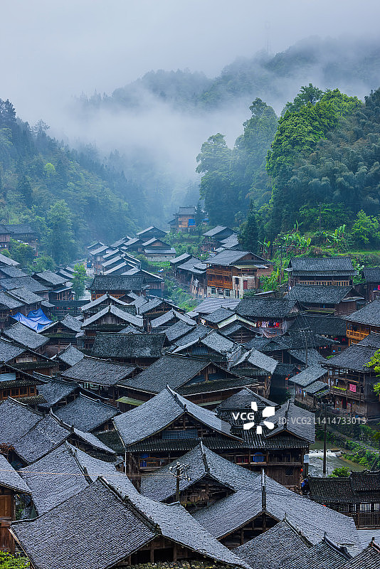 春天雨中晨雾缭绕的黔东南榕江县大利侗寨图片素材