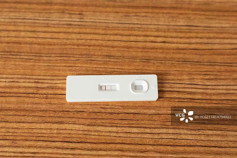 显示阳性结果的快速抗原检测卡图片素材