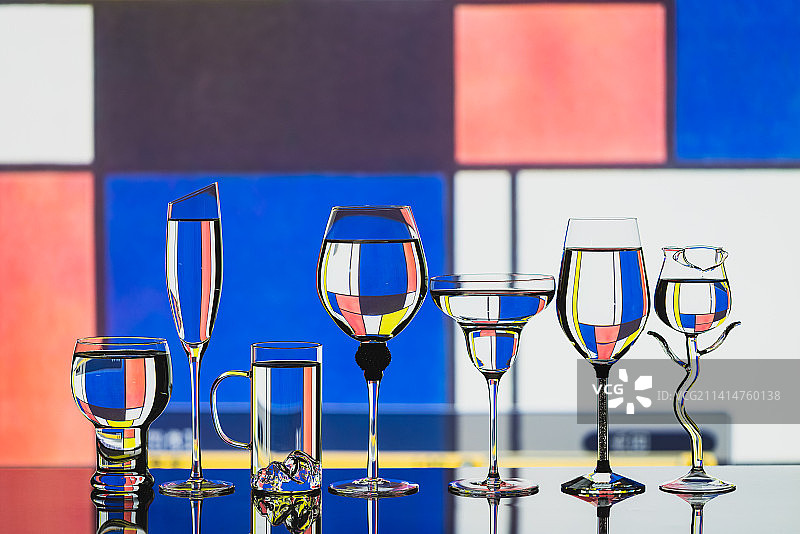 玻璃酒杯折射图片图片素材