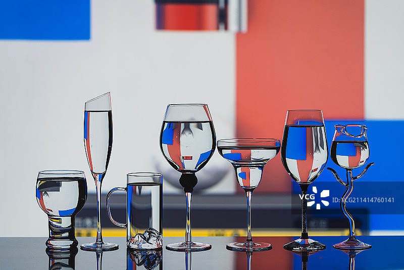 玻璃酒杯折射图片图片素材