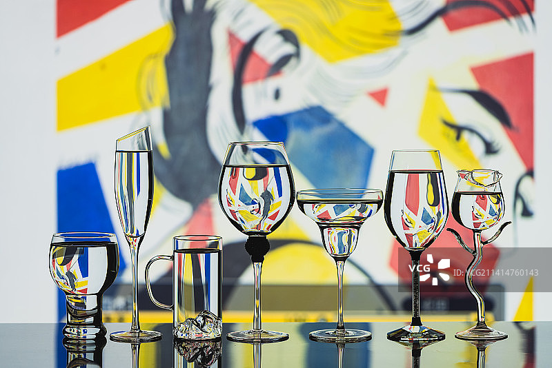 玻璃酒杯折射图片图片素材