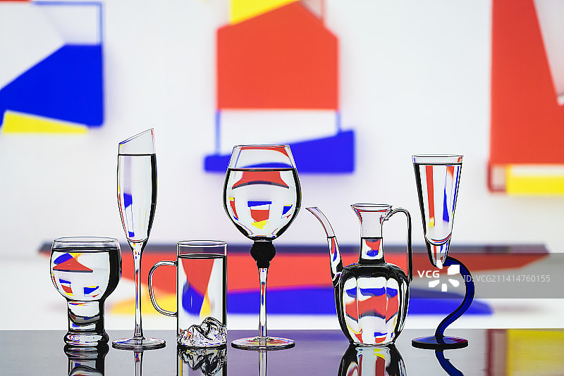 玻璃酒杯折射图片图片素材