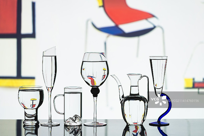 玻璃酒杯折射图片图片素材