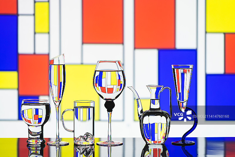 玻璃酒杯折射图片图片素材