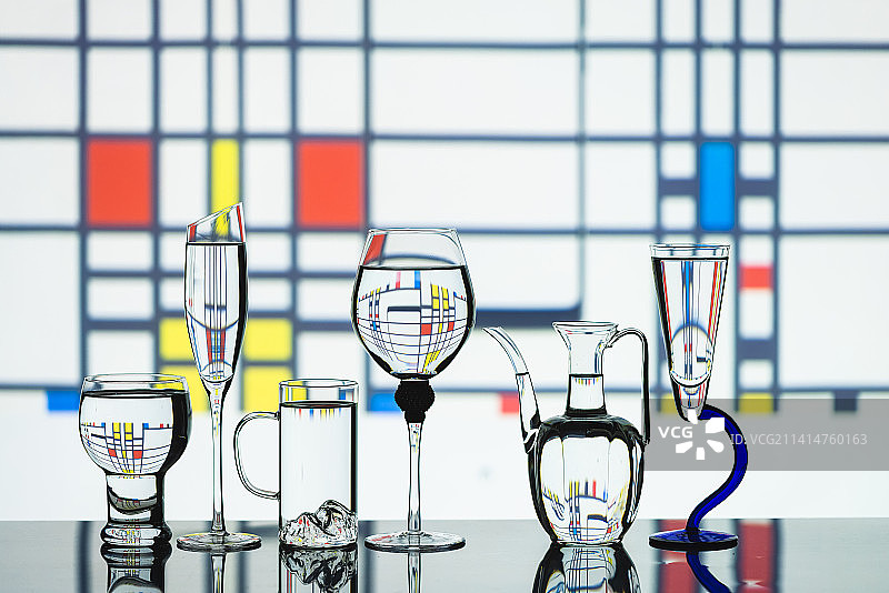 玻璃酒杯折射图片图片素材