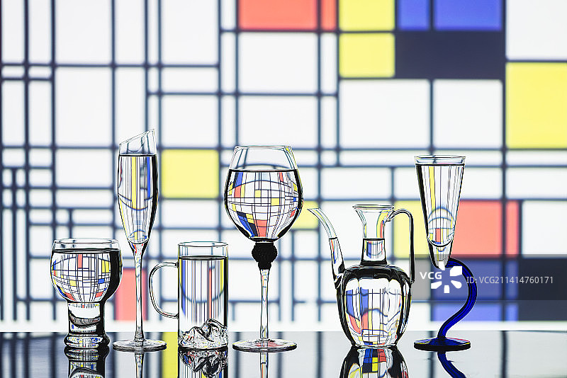 玻璃酒杯折射图片图片素材