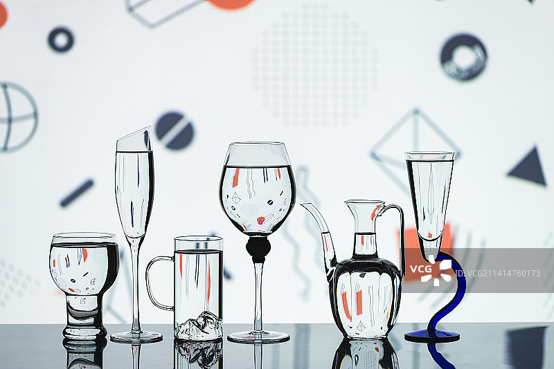 玻璃酒杯折射图片图片素材