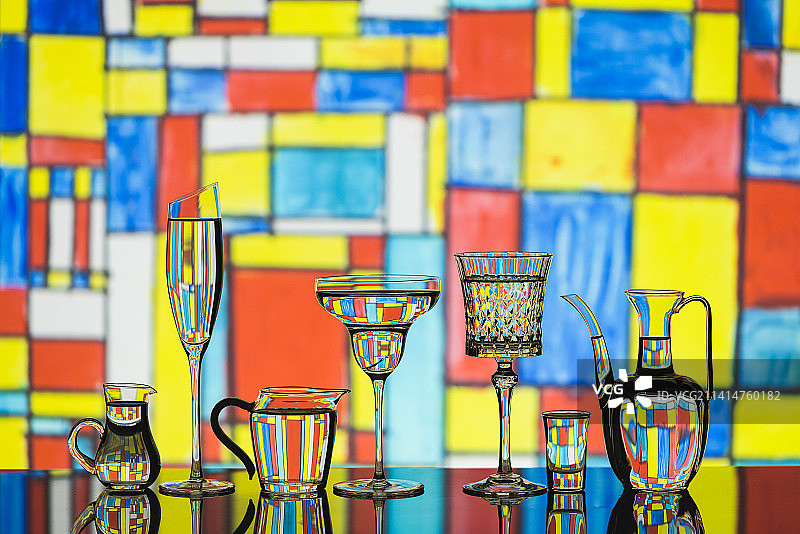 玻璃酒杯折射图片图片素材