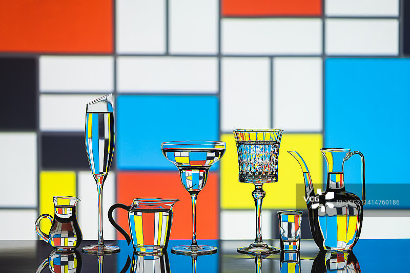 玻璃酒杯折射图片图片素材