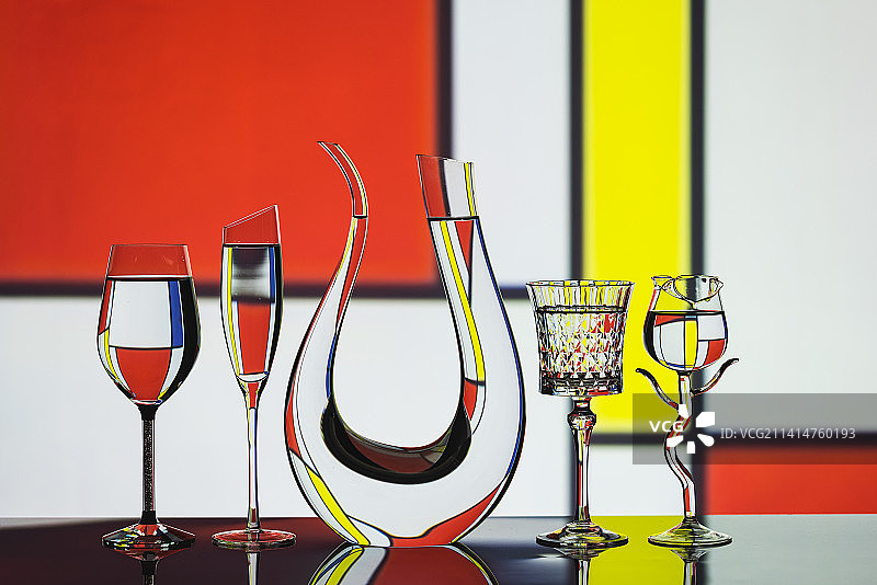 玻璃酒杯折射图片图片素材