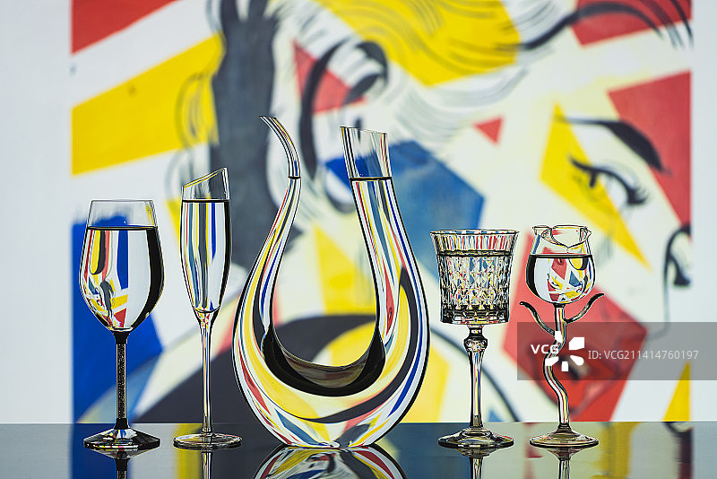 玻璃酒杯折射图片图片素材