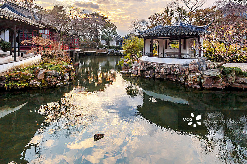 拙政园“与谁同坐轩”，又称扇亭图片素材