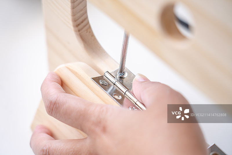 小木屋制作部件铰链打样安装图片素材