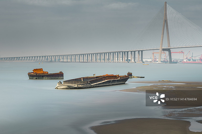 苏通大桥搁浅的船图片素材