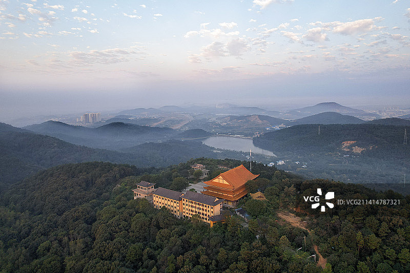 航拍武汉江夏八分山慈云寺日出图片素材