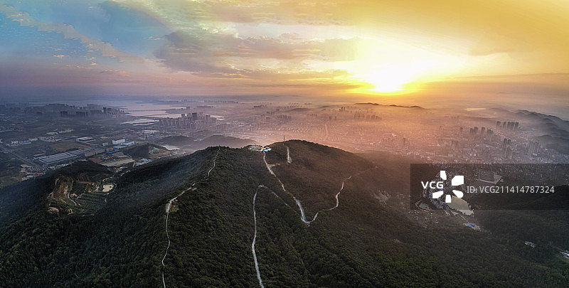 航拍武汉江夏八分山慈云寺日出图片素材