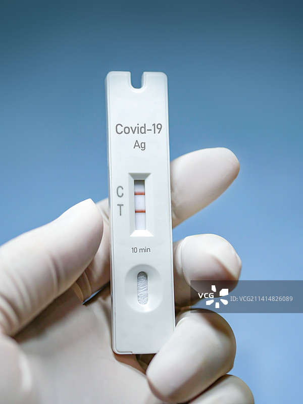 医护人员检查新冠病毒抗原快速测试套装胶金体法体外定期采样口腔鼻腔拭子样本核酸感染阳性蛋白临床参考判断图片素材