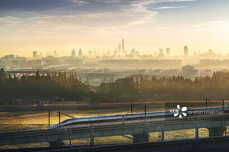 日出时分的上海城市天际线与复兴号高铁图片素材