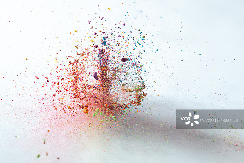 白色背景上飞溅起来的彩色颜料粉末创意摄影图片素材