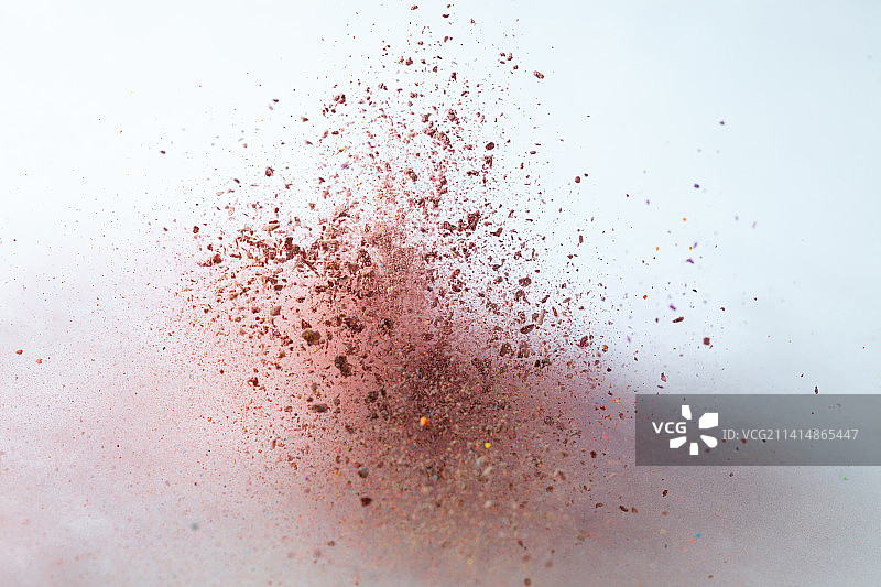 白色背景上飞溅起来的彩色颜料粉末创意摄影图片素材