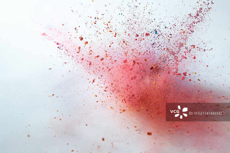 白色背景上飞溅起来的彩色颜料粉末创意摄影图片素材