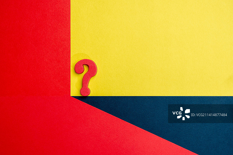 放在红色颜色塑造的的3D空间中的问号静物图图片素材