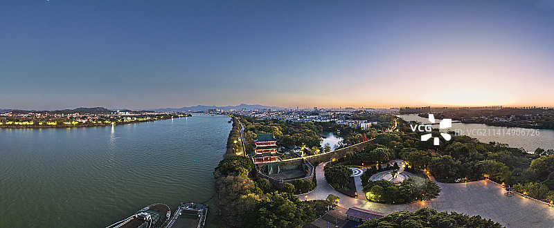 江西赣州古城墙八镜台夜景航拍图片素材