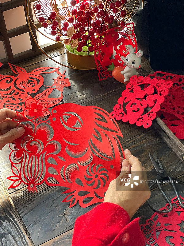 手拿剪纸图片素材