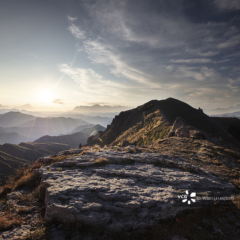 山顶岩石平台与户外自然风景，汽车广告背景图图片素材