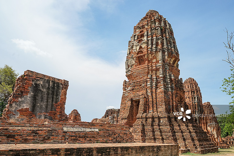 泰国大城府著名的帕玛哈泰寺（Wat Maha That）高棉建筑遗迹风景图片素材