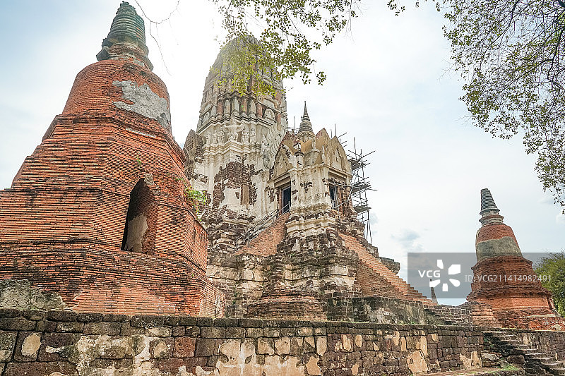 泰国大城府著名的帕玛哈泰寺（Wat Maha That）高棉建筑遗迹风景图片素材