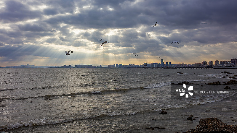 城市风光烟台黄海娱乐城海域早晨耶稣光景色图片素材